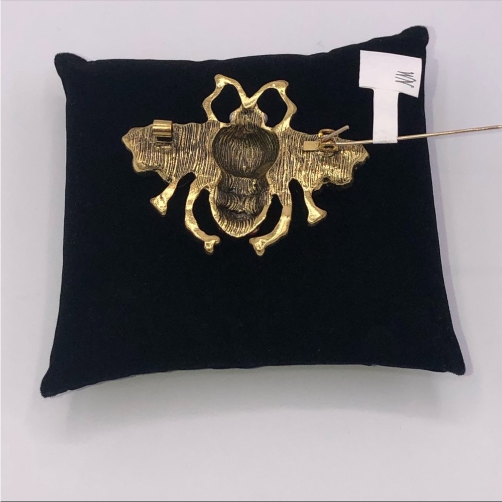 Pearl Bee Brooch - Picture 6 of 7